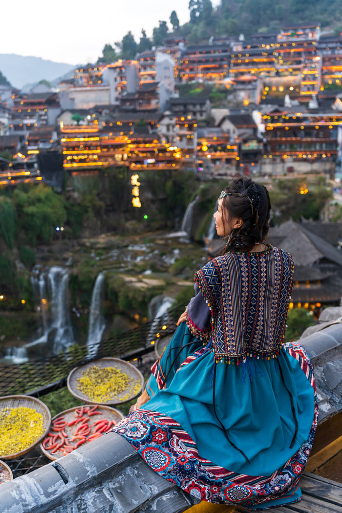 Mujer observando la ciudad Lijiang